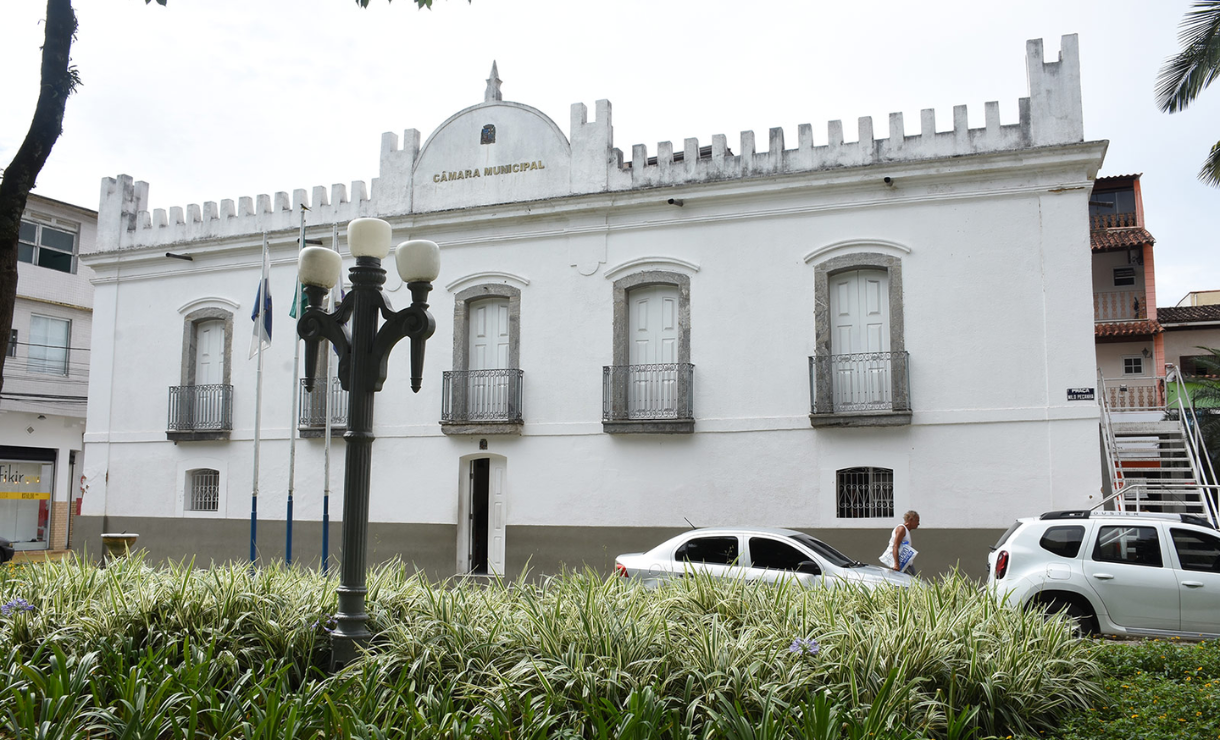 Câmara de Angra dos Reis (RJ) abre concurso com salários de até R$ 5,9 mil