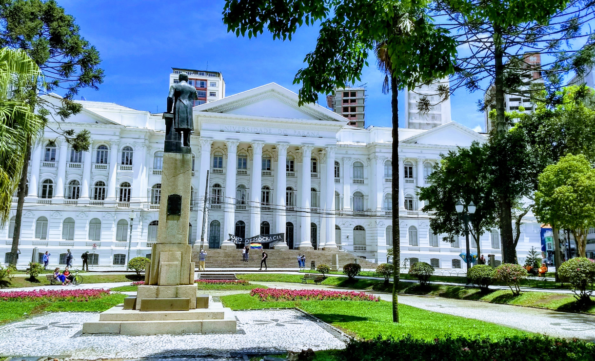 UFPR abre concurso público para professores com salários de até R$ 13,2 mil